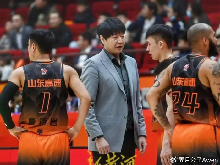 九游体育官网-惨败23分！主帅一句话让球队心散了？鲁蜜：学学杨鸣，大家都体面|邱彪|山东队|浙江队|新疆男篮|浙江_新浪体育_新浪新闻